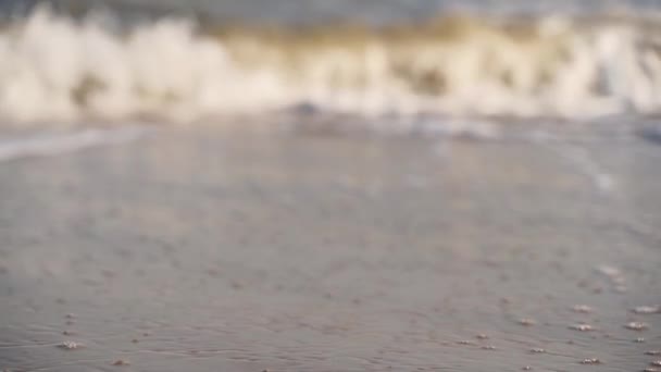 浪花在沙滩上破浪而过 水面质感的美感海景 在海滨的大自然中放松一下 在岛上度假愉快 后续行动 — 图库视频影像