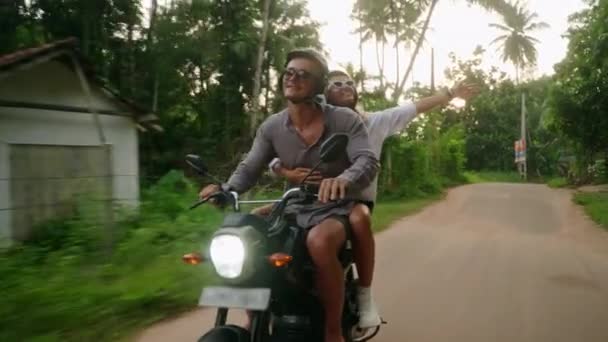 Szczęśliwa Para Motocyklu Miłośnicy Podróżują Motorem Tropikach Zachodzie Słońca Kobieta — Wideo stockowe