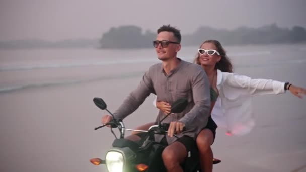 Viajar Pareja Paseos Moto Playa Del Mar Isla Tropical Atardecer — Vídeo de stock