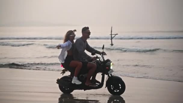Romantisches Paar Fährt Motorrad Strand Des Ozeans Plantschendes Wasser Bei — Stockvideo