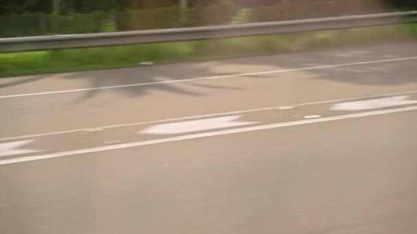 Вид Бокового Вікна Автомобіля Швидкорухомій Дорожній Розмітці Проходить Асфальту Подорож — стокове відео