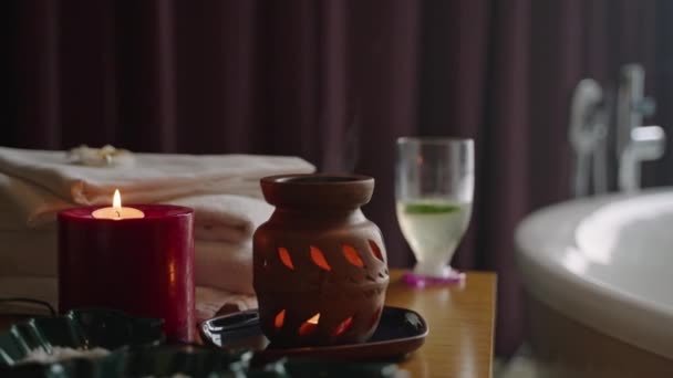Queima Velas Lâmpada Aroma Toalhas Banho Coquetel Vitamínico Para Relaxar — Vídeo de Stock