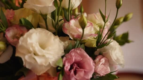 Ніжний Весільний Букет Приготований Весільної Церемонії Свіжі Рожеві Білі Квіти — стокове відео