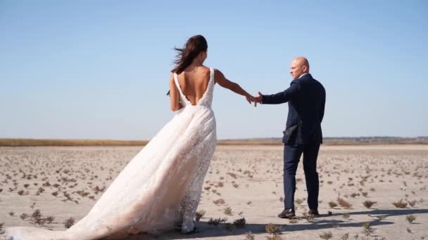 Glückliche Frischvermählte Der Wüstenlandschaft Hübsche Braut Einem Hinreißenden Brautkleid Und — Stockvideo