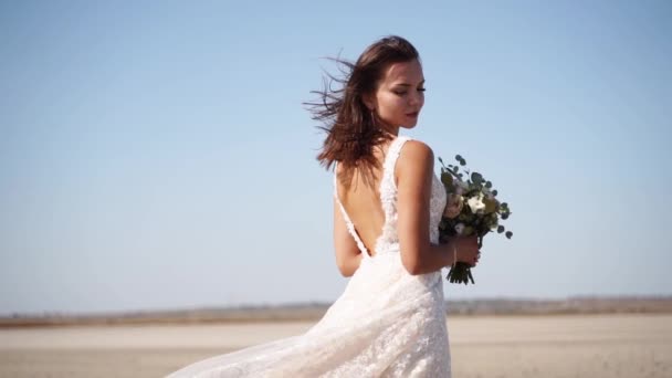 Noiva Jovem Feliz Com Buquê Flores Frescas Indo Paisagem Deserto — Vídeo de Stock