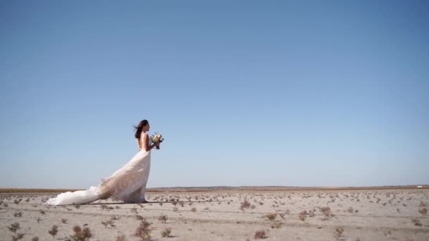 Mooie Vrouw Prachtige Trouwjurk Wandelen Woestijn Landschap Winderig Weer Elegante — Stockvideo