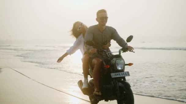 Ευτυχισμένοι Άνθρωποι Οδηγούν Μηχανάκι Στην Παραλία Την Αυγή Ζευγάρι Ερωτευμένοι — Αρχείο Βίντεο
