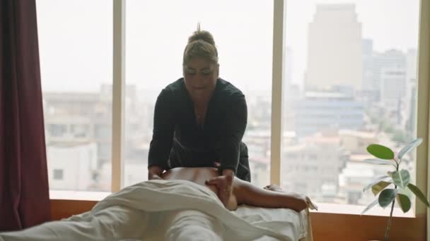Donna Massaggiatrice Nel Centro Benessere Lusso Massaggio Corpo Superiore Olio — Video Stock