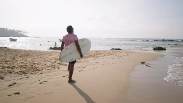Ανώτερος Ταξιδιώτης Surfer Κατέχει Surf Σκάφους Και Περπάτημα Εξωτική Παραλία — Αρχείο Βίντεο