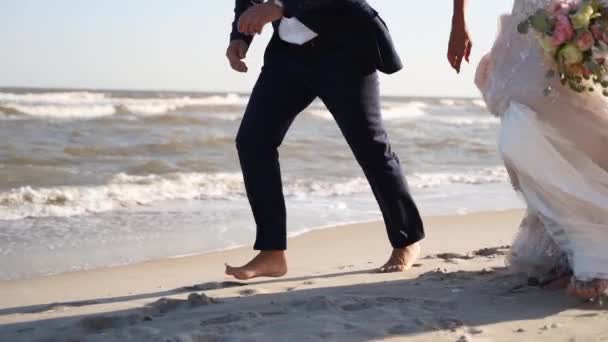 Piedi Degli Sposi Corrono Sulla Spiaggia Sabbiosa Giorno Del Matrimonio — Video Stock