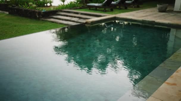 Piscine Avec Tuiles Marbre Autour Dans Cour Villa Rétro Antique — Video