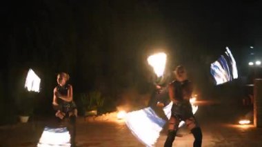 Sanatçılar gece gösterilerinde direkleri yakarlar. Erkek, kadın dansçılar sokak festivalinde ellerinde meşalelerle gösteri yapıyorlar. Ateş sanatları ekibi karanlıkta alevlerle hokkabazlık yapıyor..