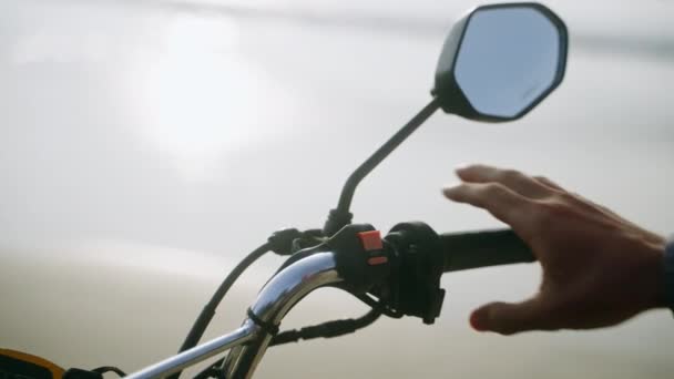 Motociclista Pone Mano Manillar Motocicleta Una Playa Persona Sostiene Manija — Vídeos de Stock