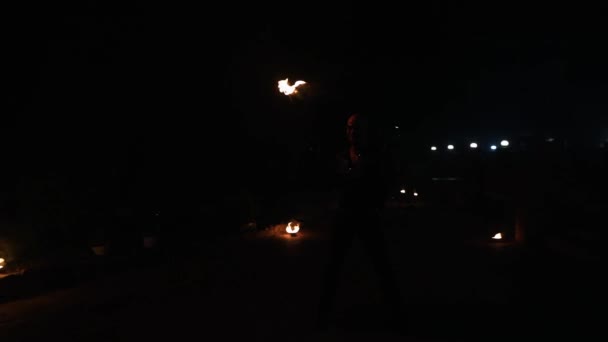 消防表演节目 节日期间 男歌手与火焰喷射器在露天表演 消防舞蹈家在户外为游客表演火焰 街上有火的人 — 图库视频影像