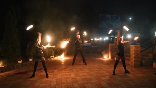 Espectáculo Fuego Los Artistas Giran Postes Ardientes Por Noche Baile — Vídeo de stock
