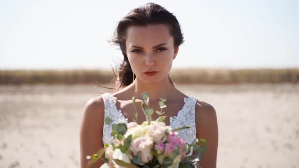 Szczęśliwa Młoda Panna Młoda Trzyma Bukiet Ślubny Sesji Zdjęciowej Naturze — Wideo stockowe
