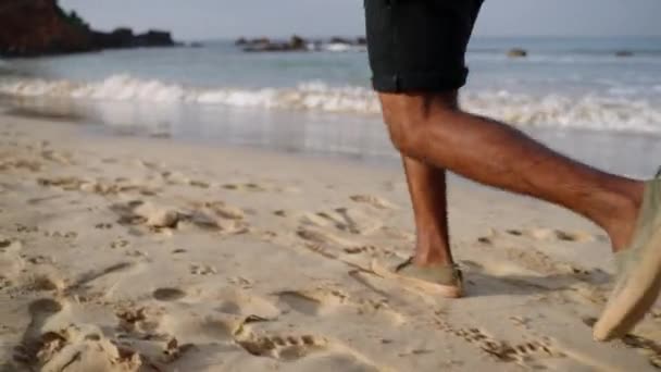 Κινούμενα Πόδια Του Ενεργού Μαύρου Ηλικιωμένου Άνδρα Στην Παραλία Μπλε — Αρχείο Βίντεο