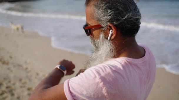 Homem Sênior Correndo Fones Ouvido Terra Relógios Sobre Atividade Rastreador — Vídeo de Stock