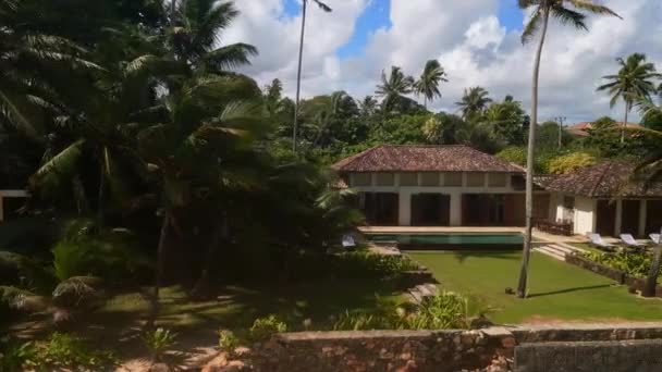 Drone Vídeo Costa Com Casas Luxo Resort Sri Lanka Palmeiras — Vídeo de Stock