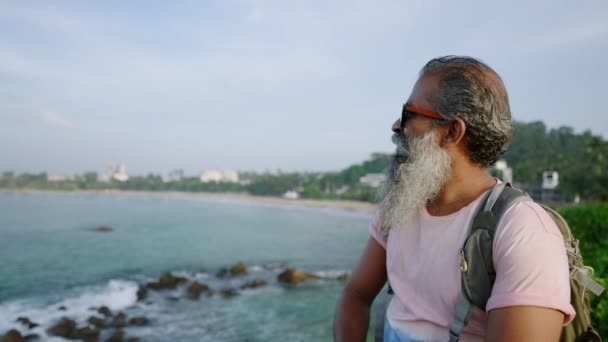 Oudere Grijze Bebaarde Mannelijke Reiziger Die Reis Naar Het Tropische — Stockvideo