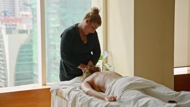 Mulher Multiétnica Massagista Spa Luxo Realiza Ombro Pescoço Massagem Relaxante — Vídeo de Stock
