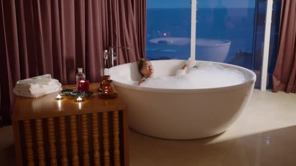 Mulher Sênior Asiática Relaxar Banho Quente Bolha Velhota Desfruta Uma — Vídeo de Stock