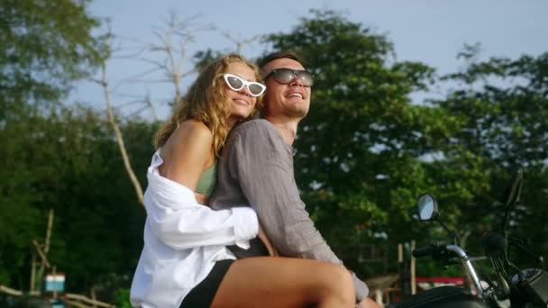 Hombre Mujer Enamorada Sentarse Una Motocicleta Junto Mar Playa Disfrutar — Vídeo de stock