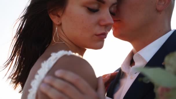 Νεόνυμφοι Αγκαλιασμένοι Τρυφερότητα Έξω Στο Ρομαντικό Ραντεβού Ηλιοβασίλεμα Χαρούμενη Νύφη — Αρχείο Βίντεο