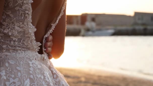 Vőlegény Keze Öleli Csinos Menyasszonyt Naplementekor Tengerparton Esküvő Napján Egy — Stock videók
