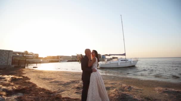 Buon Sposi Che Abbracciano Alla Spiaggia Sabbiosa All Alba Yacht — Video Stock