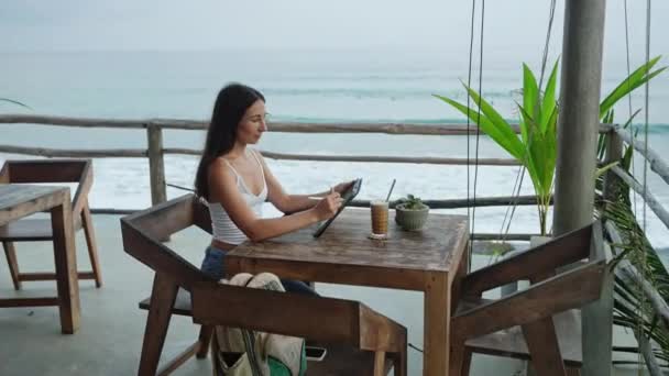 Ανεξάρτητη Γυναίκα Που Δουλεύει Εστιατόριο Στην Ακτή Του Ωκεανού Φοίνικες — Αρχείο Βίντεο