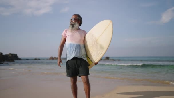 Anciano Con Pelo Gris Que Queda Posando Camisetas Camiseta Gafas — Vídeos de Stock