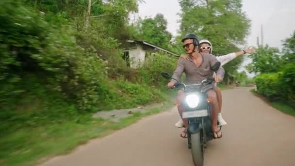 Szczęśliwa Para Motocyklu Młodzi Kochankowie Podróżują Motorem Tropikach Zachodzie Słońca — Wideo stockowe