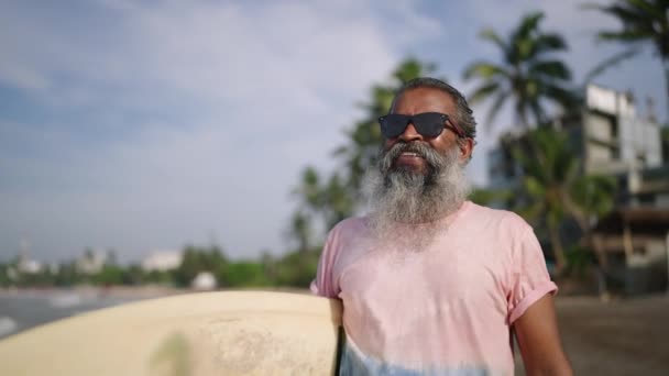Orang Tua Dengan Jenggot Abu Abu Berjalan Dan Berpose Dalam — Stok Video