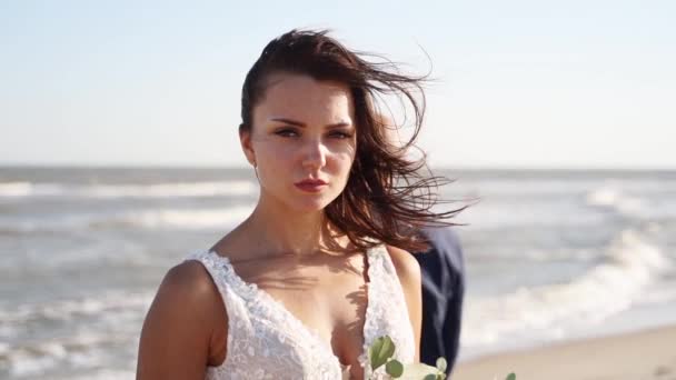 Mooie Bruid Prachtige Trouwjurk Kijkend Naar Camera Aan Zee Zee — Stockvideo