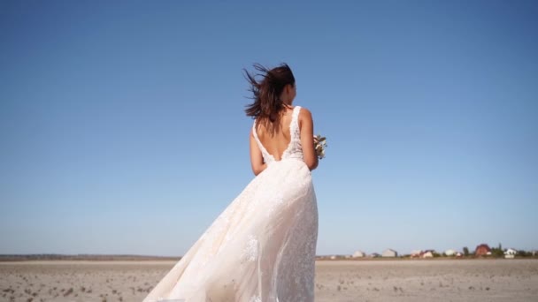 Mulher Bonita Vestido Noiva Lindo Andando Paisagem Deserto Tempo Ventoso — Vídeo de Stock