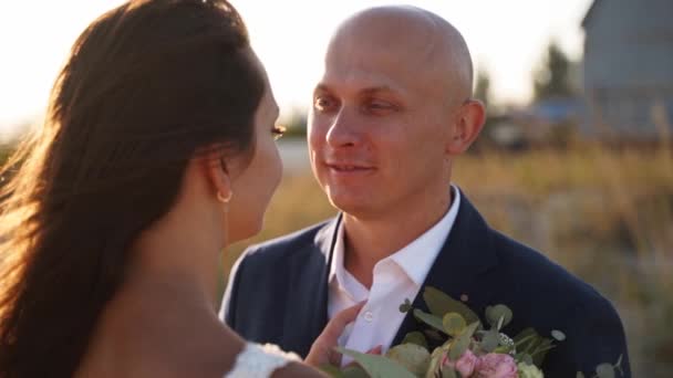 Bonito Noivo Olhando Para Noiva Bonita Photoshoot Romântico Após Cerimônia — Vídeo de Stock