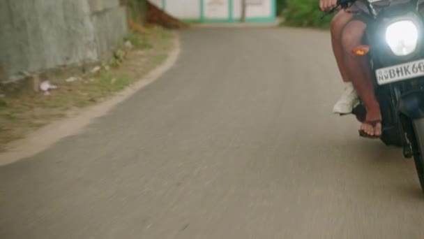 Strzał Drogi Pary Motocyklu Szczęśliwy Mężczyzna Kobieta Podróżuje Motocyklem Tropikalną — Wideo stockowe