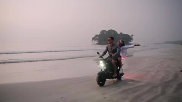 Casal Viagem Andando Moto Praia Areia Oceânica Paraíso Tropical Pôr — Vídeo de Stock