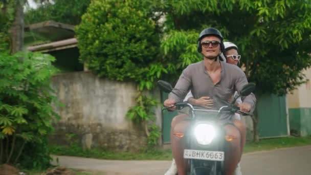 Glückliches Paar Fährt Motorrad Zwei Verliebte Reisen Mit Dem Motorrad — Stockvideo