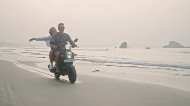 Viaje Pareja Motocicleta Largo Playa Arena Mar Amanecer Hombre Turistas — Vídeo de stock