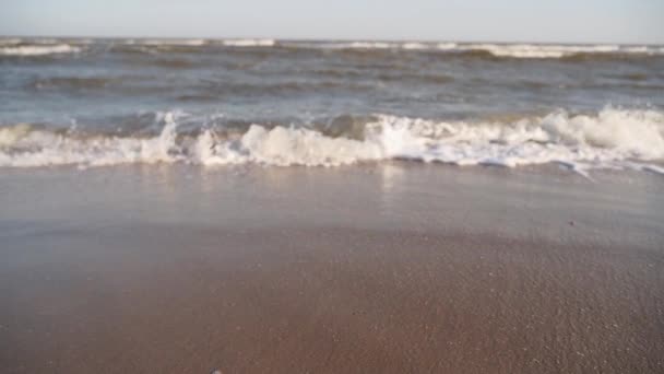 Písčitém Břehu Zřítily Bílé Vlny Úžasný Mořský Plášť Texturou Vodní — Stock video