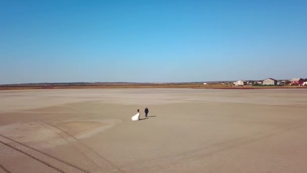 Aereo Sposi Che Vanno Paesaggio Deserto Sabbioso Del Lago Asciutto — Video Stock