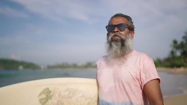 Senior Reiziger Surfer Houdt Surfplank Wandelen Exotisch Strand Een Tropisch — Stockvideo