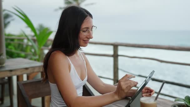 Okyanus Kıyısındaki Kafede Tabletle Çalışan Güzel Bir Kadın Kafkasyalı Serbest — Stok video