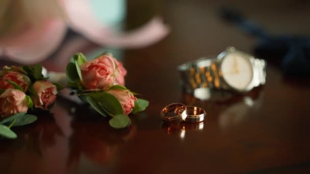 Αξεσουάρ Γαμπρού Γάμου Μπουτονιέρα Χρυσά Δαχτυλίδια Και Ρολόι Προετοιμασμένο Για — Αρχείο Βίντεο