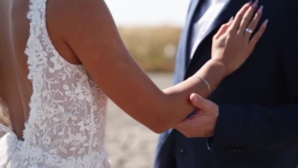 Χέρια Νεόνυμφων Κατά Διάρκεια Ρομαντικής Φωτογράφησης Μετά Την Γαμήλια Τελετή — Αρχείο Βίντεο