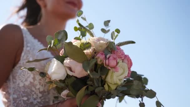 Елегантність Нареченої Тримає Весільний Букет Фотосесії Молода Приваблива Жінка Ніжними — стокове відео