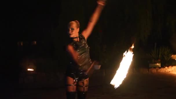 Brandweermeisje Draait Brandende Palen Bij Nachtbrand Vrouwelijke Kunstenaar Jongleren Fakkels — Stockvideo