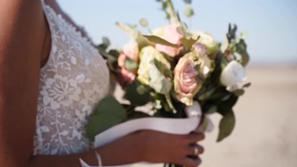 Elegante Braut Mit Brautstrauß Beim Fotoshooting Junge Attraktive Frau Mit — Stockvideo